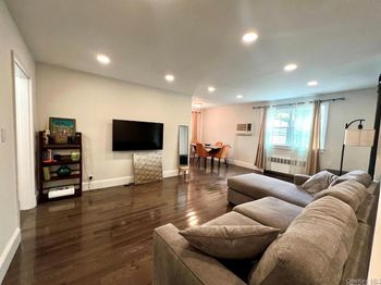 224-33 Kingsbury Avenue