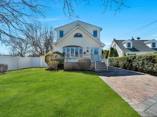 76 Balcom Road, Farmingdale NY 11735
