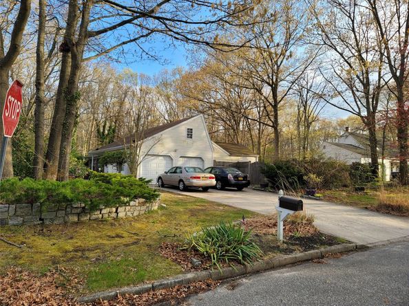 2 Cassie Court, Mount Sinai NY 11766