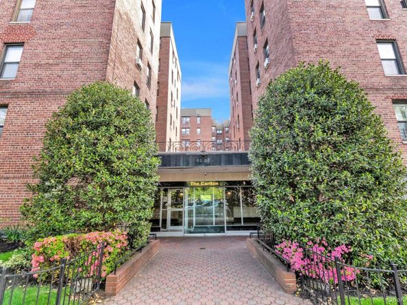 83-35 139 Street 5 S, Briarwood NY 11435