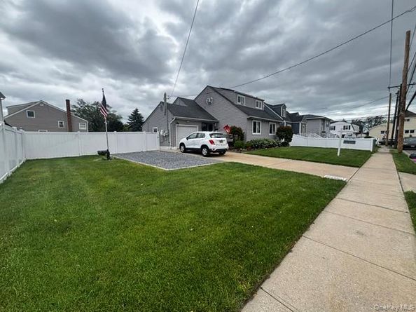 101 Buena Vista Boulevard, Lindenhurst NY 11757