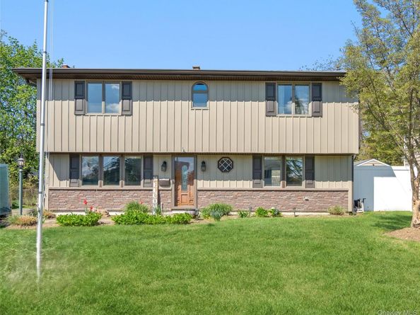 14 Greenway Circle N, Syosset NY 11791