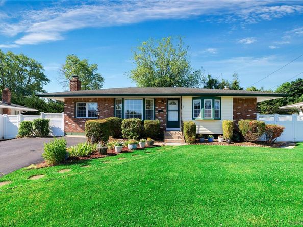 7 Applewood Road, Saint James NY 11780