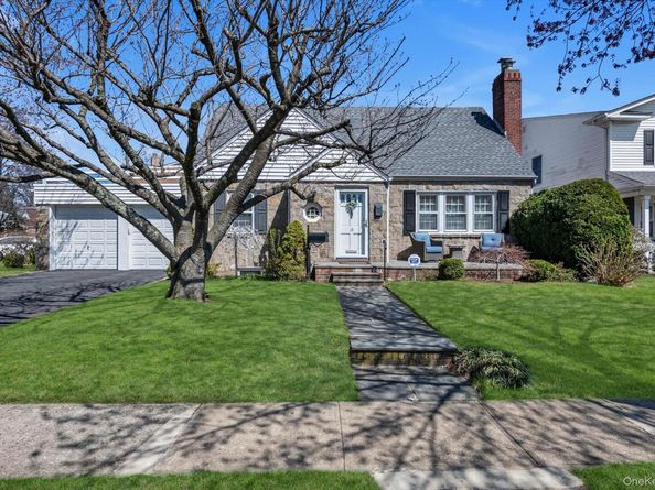 14 Avon Road, New Hyde Park NY 11040