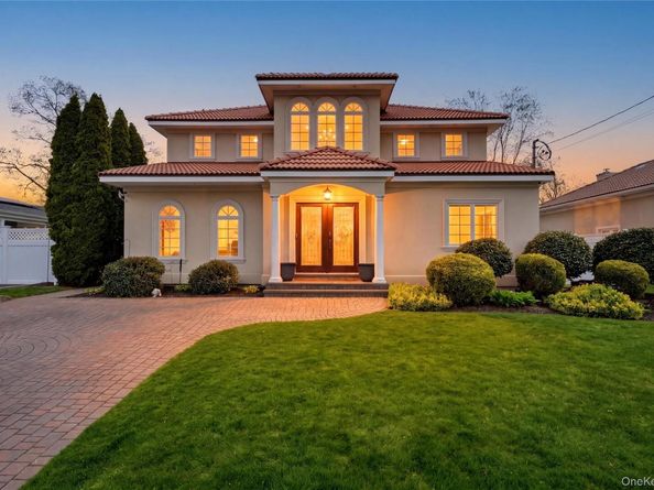 59 Park Lane, Massapequa NY 11758