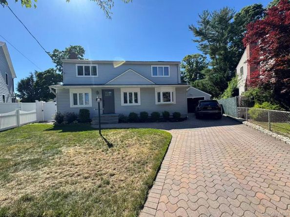10 Garden Court, Carle Place NY 11514