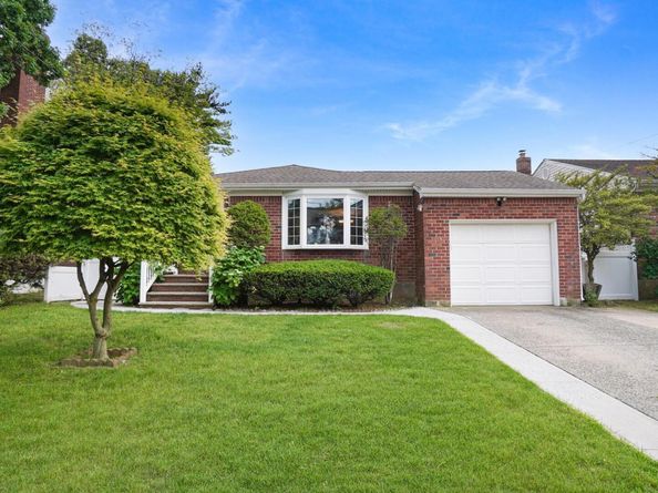 54 E Maujer Street, Valley Stream NY 11580