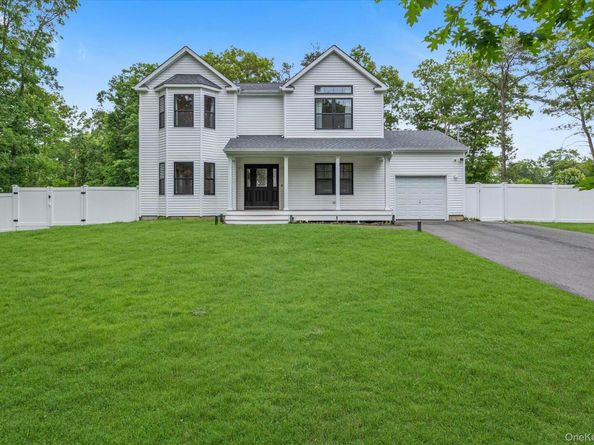 135 Elizabeth Way, Ridge NY 11961