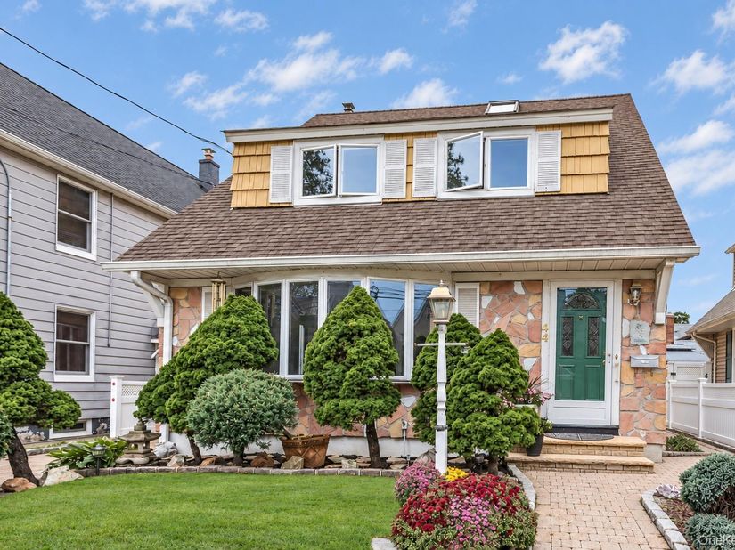 44 Capitol Avenue, Williston Park NY 11596