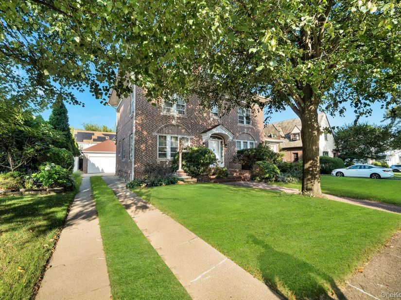 8833 195th Street, Hollis NY 11423