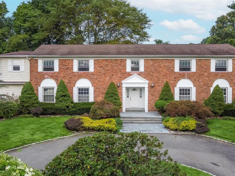 34 Lisa Court, Syosset NY 11791