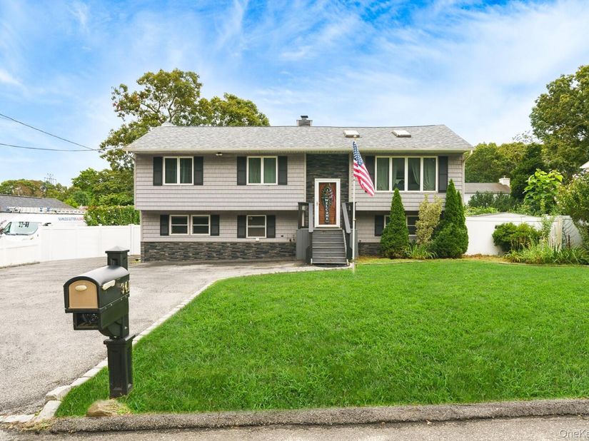 341 Avenue B, Ronkonkoma NY 11779