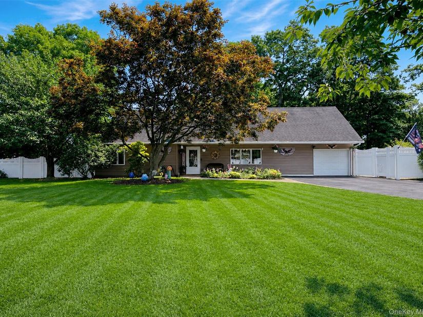 4 Halfcircle Drive, Holbrook NY 11741