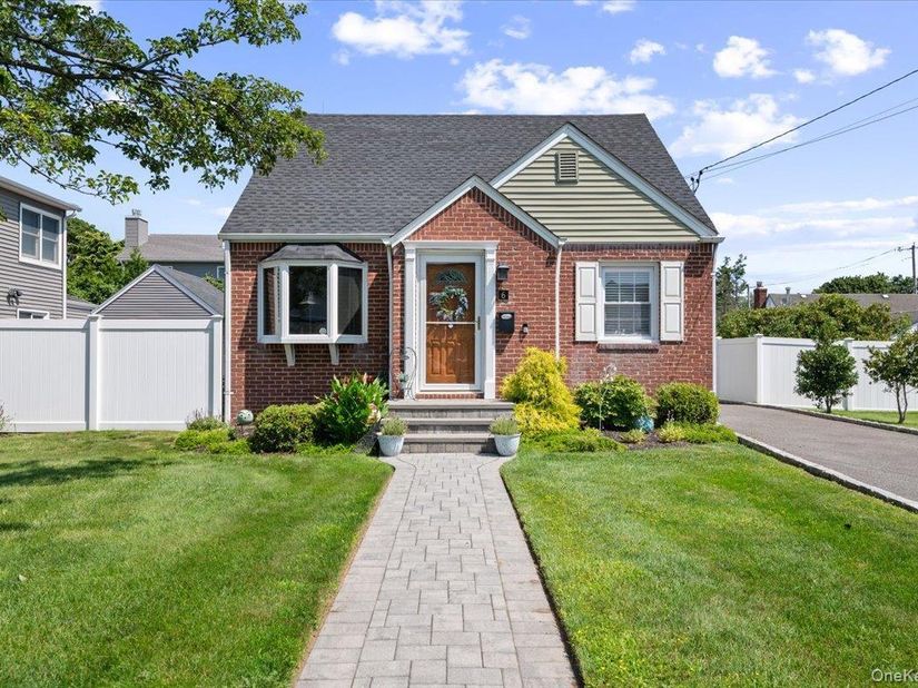 6 Dorcas Avenue, Syosset NY 11791