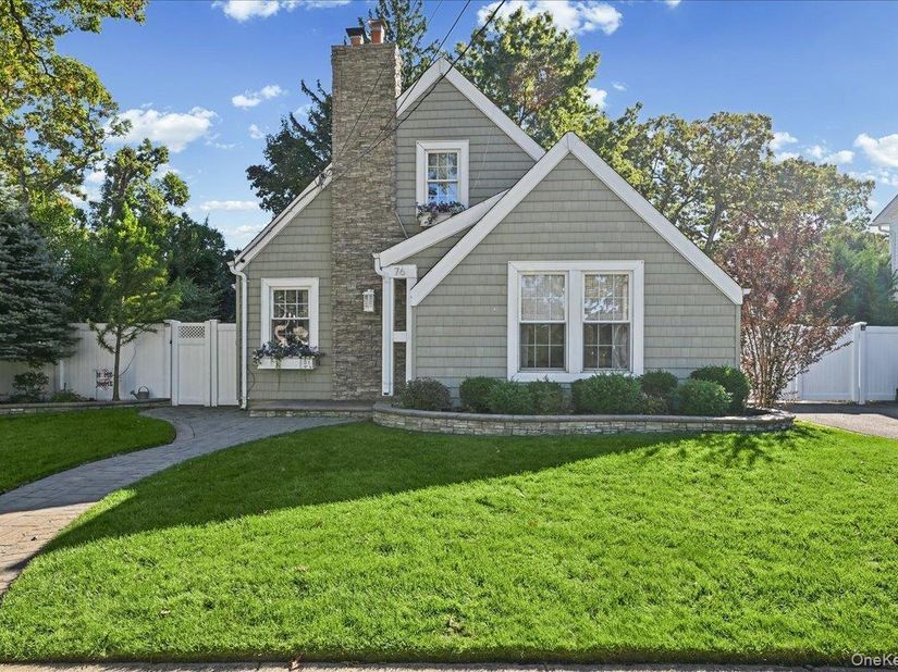 76 Powell Place, Farmingdale NY 11735