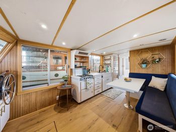 2401 N Northlake Way