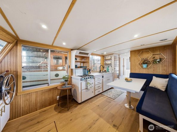 2401 N Northlake Way, Seattle WA 98103