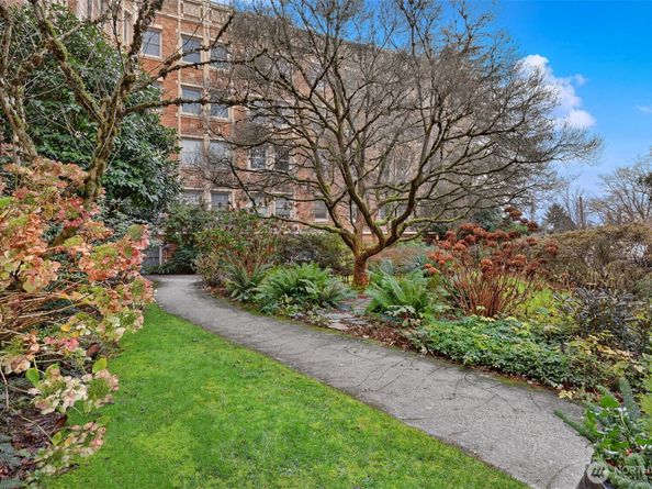 5810 Cowen Place NE 202, Seattle WA 98105