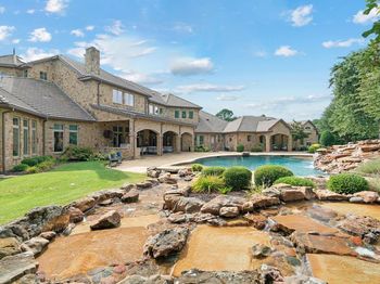 1908  Point De Vue Drive 