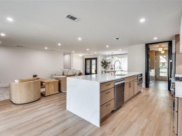 3895  Antigua Circle , Dallas Texas 75244