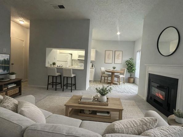 7126  Holly Hill Drive  108, Dallas Texas 75231