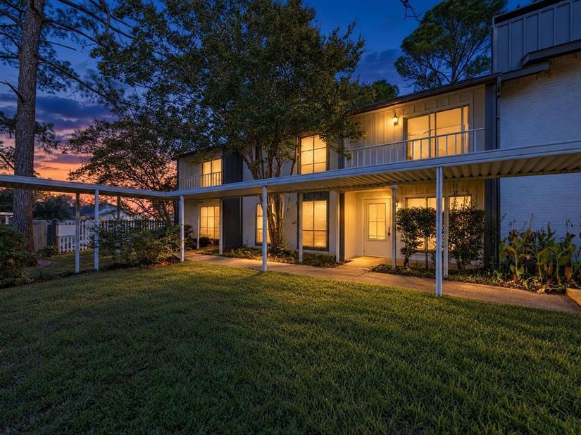 404  Hollyhill Lane  404, Denton Texas 76205
