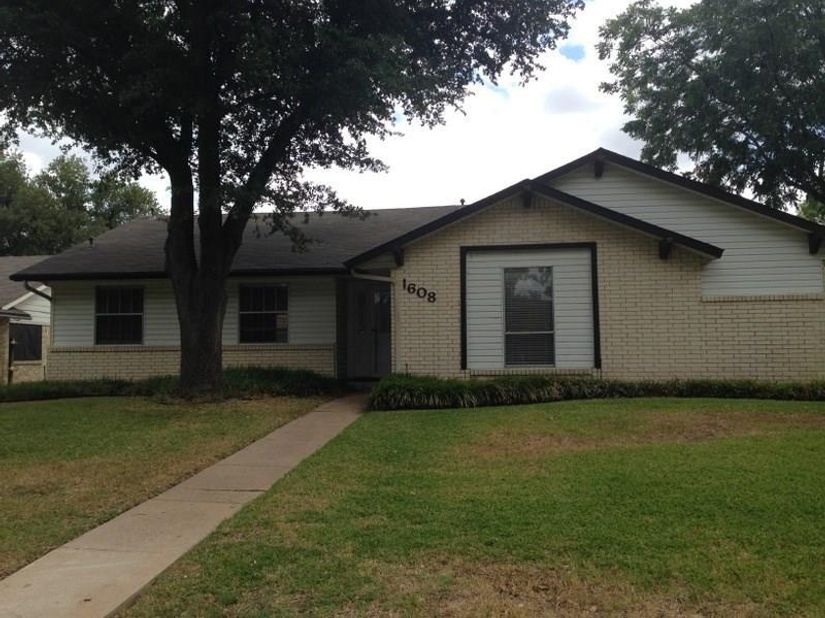 1608  Glenhill Lane , Lewisville Texas 75077