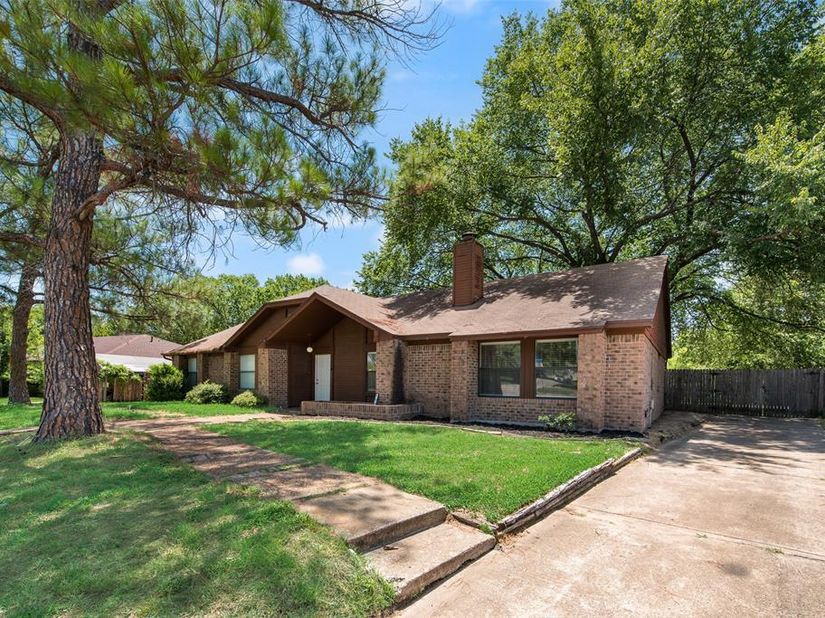 208 E Denton Drive , Euless Texas 76039