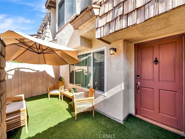 18631 Collins 10, Tarzana CA 91356