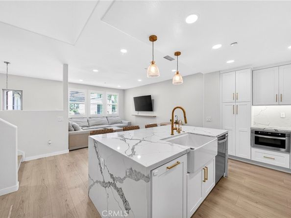 2827 W Edinger Avenue, Santa Ana CA 92704