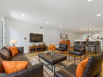 2538 W Girard Avenue