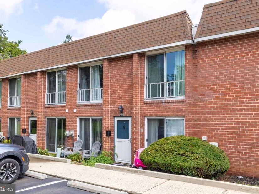 205 Saratoga Court, Warminster PA 18974