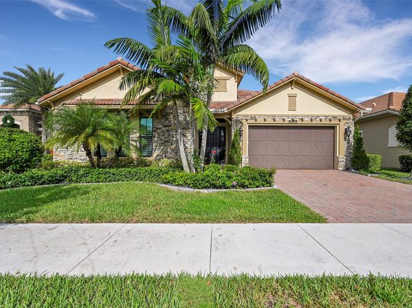 9375 Cantal Cir, Pompano Beach FL 33076