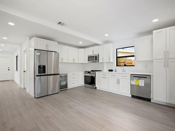 699 NE 40th St, Oakland Park FL 33334