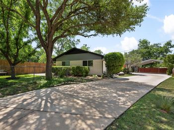8500 Woodstone Dr