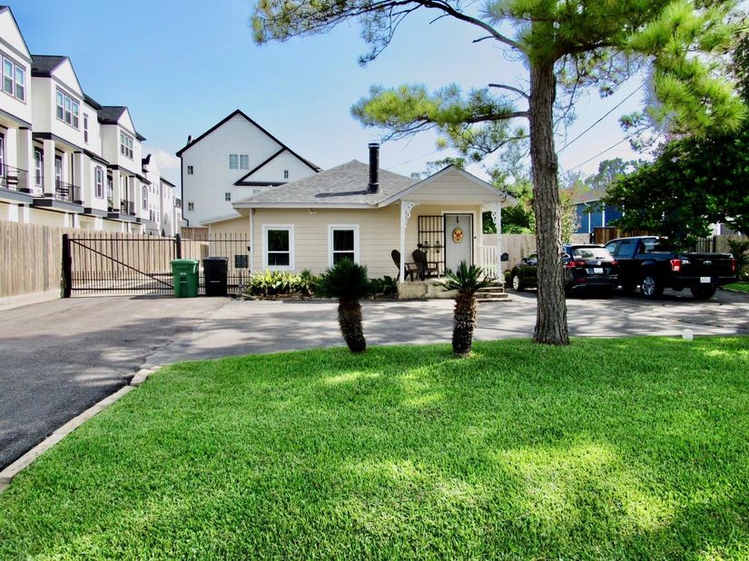 1126 W 22nd Street, Houston TX 77008