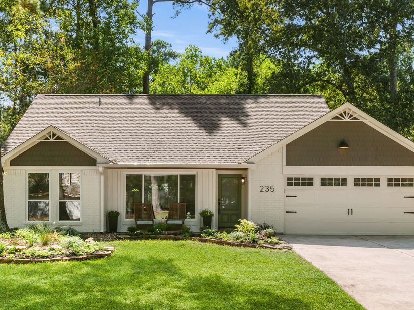 235 S Pathfinders Circle, The Woodlands TX 77381