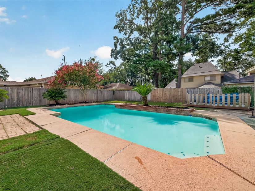 5727 Green Springs Dr, Houston TX 77066
