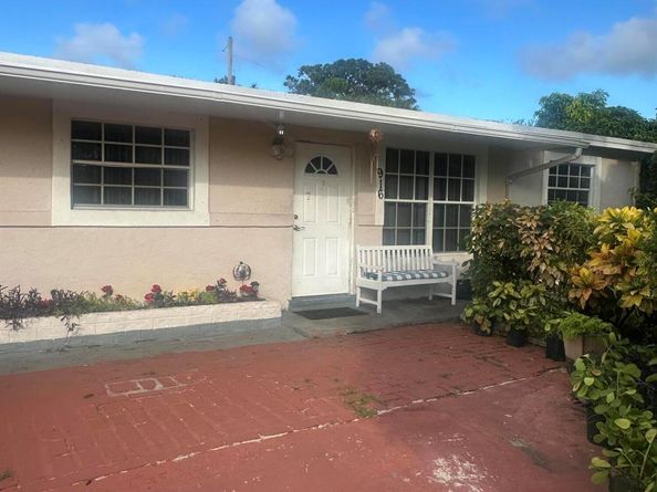 916 Caroline Avenue, West Palm Beach FL 33413