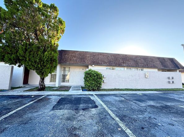 812 SW 73 Av 8, North Lauderdale FL 33068
