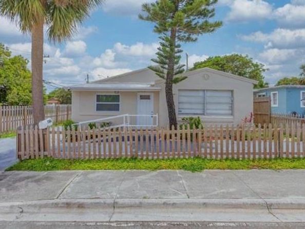 1105 W 34th St, Riviera Beach FL 33404