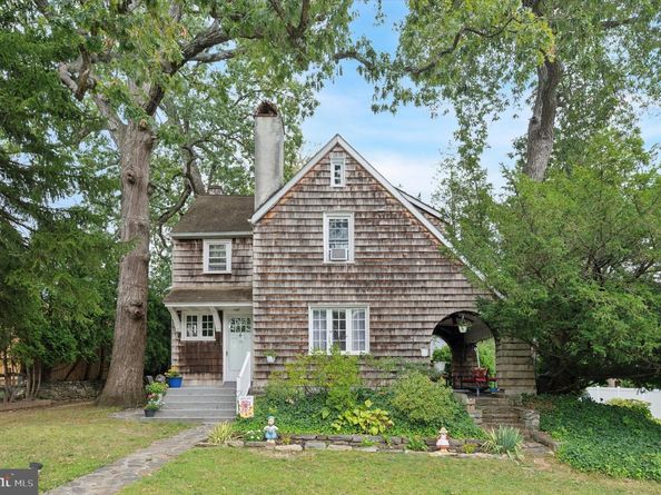 15 Oakland Road, Broomall PA 19008