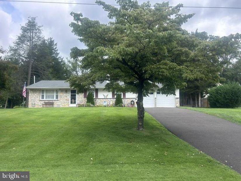 15 Robin Road, Holland PA 18966