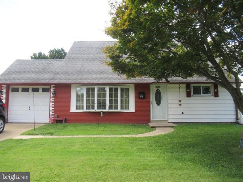 45 Queensbridge Road, Levittown PA 19057