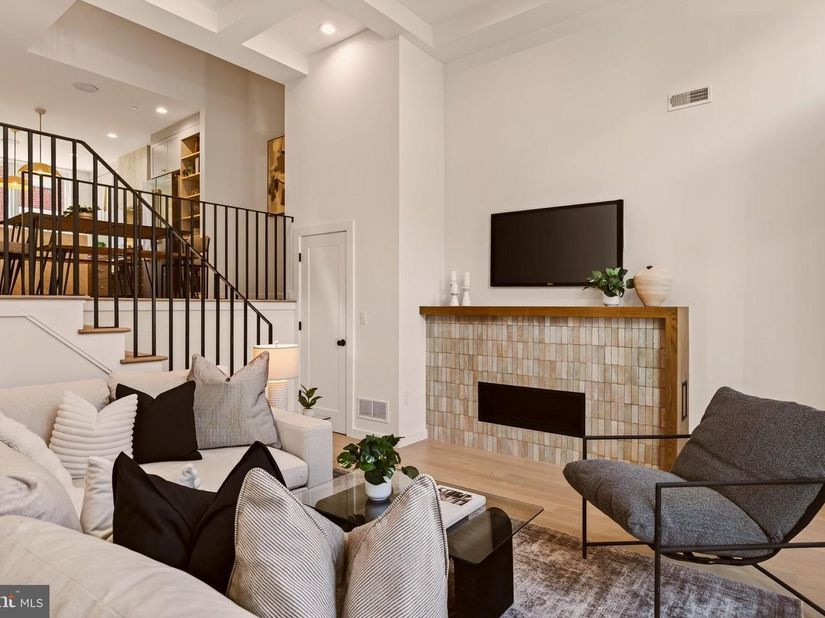 960 N 6TH Street, Philadelphia PA 19123
