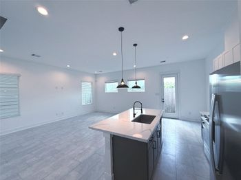 1058 Mansfield Street