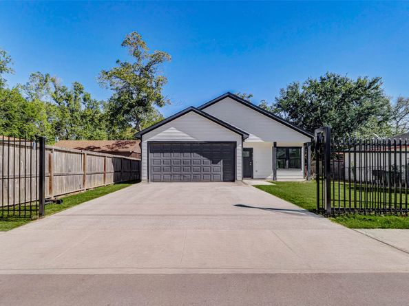 6705 Roanoke St, Houston TX 77028