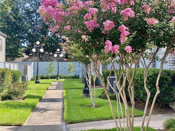 632 Wilcrest Drive 632, Houston TX 77042