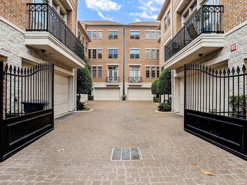 3928 W Main Street, Houston TX 77027