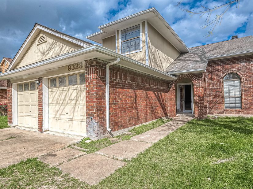 9323 Spindlewood Drive, Houston TX 77083